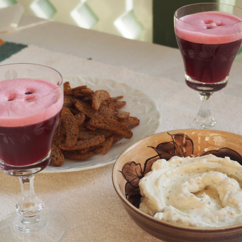 Blueberry Gin Sour & Vegan Garlic Spread with Rye&nbsp;Crackers