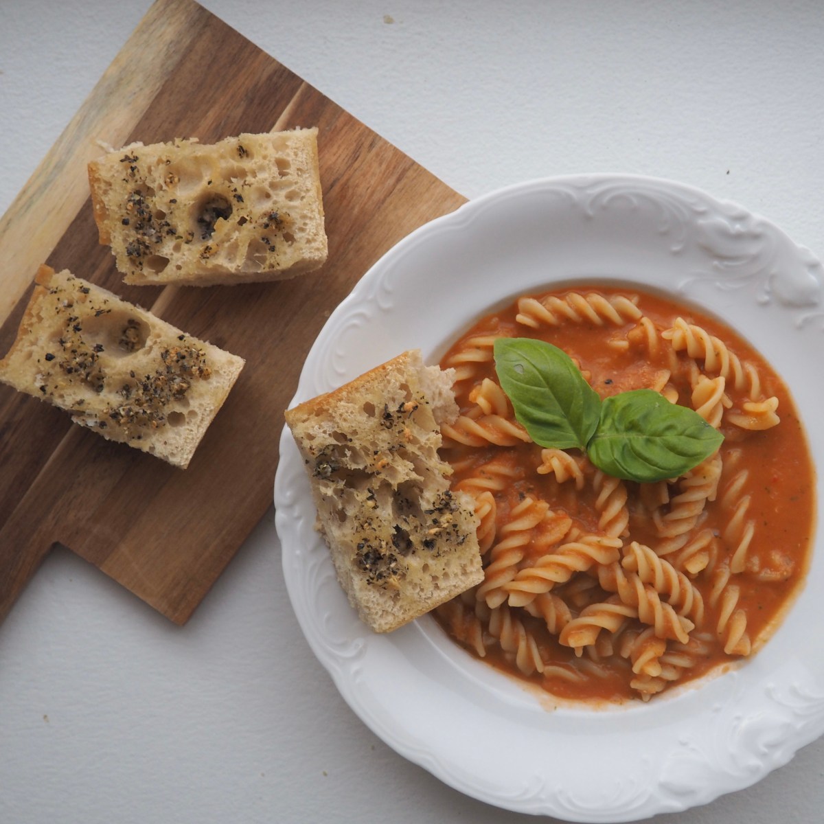 Homemade Tomato Pasta and Garlic Bread – The Deliciously Vegan