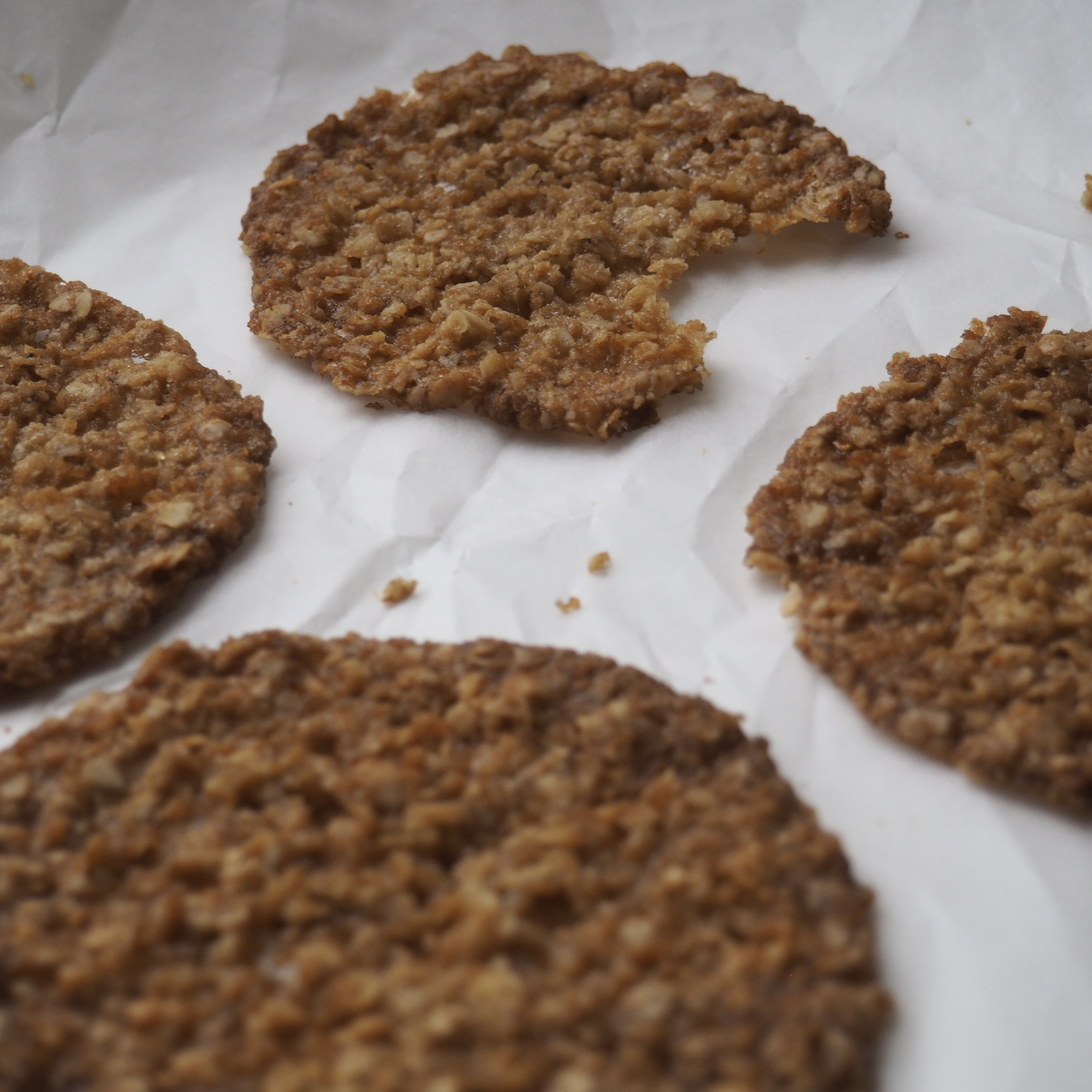 Crispy Gluten free Oat Cookies The Deliciously Vegan crispy-gluten-free-oat-cookies-the-deliciously-vegan